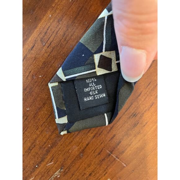 Studio Z Tie, All Silk, Hand Sewn - Flaw, see description and photos - Picture 4 of 8